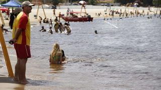 Corpo de Bombeiros alertam banhistas sobre  cuidados com crianças na praia da Ponta Negra