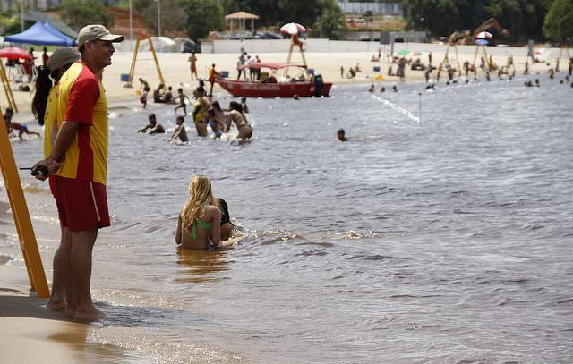 Praia da Ponta Negra fecha para banho na tarde de domingo e reabre na terça