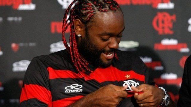 Vagner Love tem acerto verbal com o Flamengo, afirma site turco