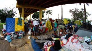 Venezuelanos acampados na Rodoviária recebem ação de saúde