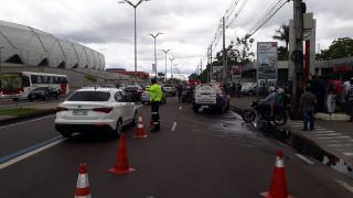 Polícia monta barreira para interceptar assaltante e interdita principal via, em Manaus