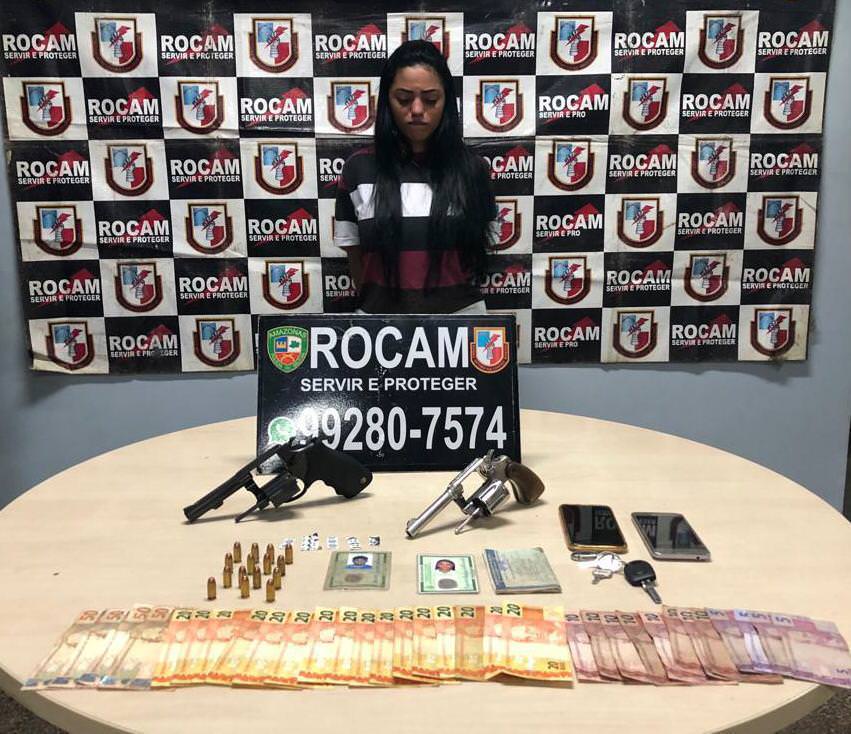 Mulher é presa suspeita de tráfico de drogas e porte ilegal de arma