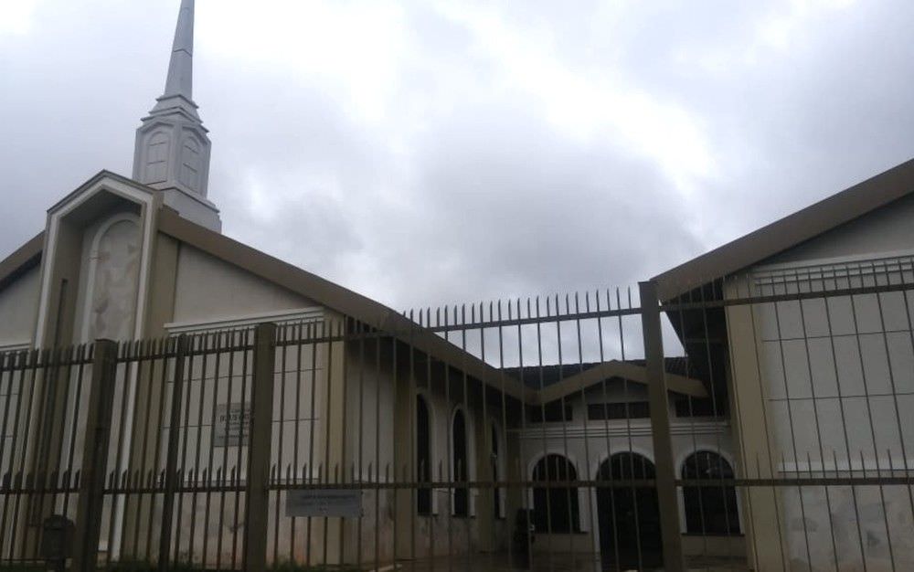 Jovem invade igreja e esfaqueia fiéis durante culto