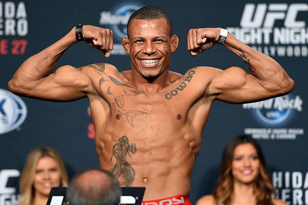 Lutador Alex Cowboy é ferido por granada após confusão na noite de Natal