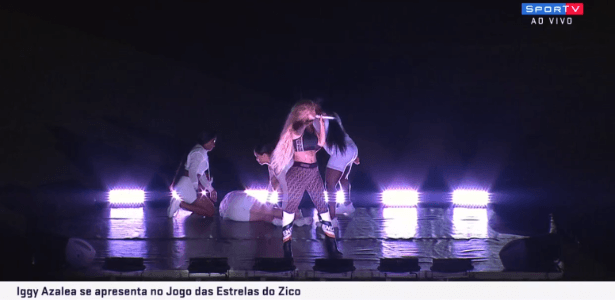 Bailarina de Iggy Azalea desmaia no palco durante show no Brasil; veja vídeo