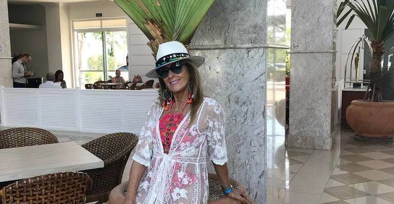 Aos 73 anos, Helô Pinheiro exibe corpão ao aparecer só de biquíni