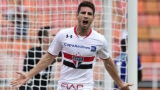São Paulo avança por Hernanes e negocia valores com chineses