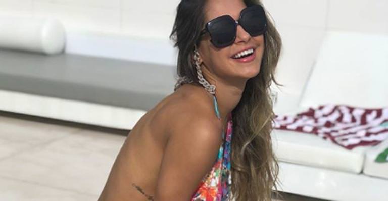 De maiô, Mayra Cardi exibe corpão sarado na beira da piscina