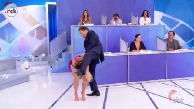 Silvio Santos brinca de ‘pula sela’ durante ‘Jogo dos Pontinhos’