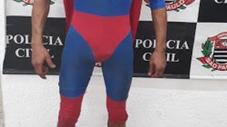 PM prende homem fantasiado de Superman por tráfico de drogas