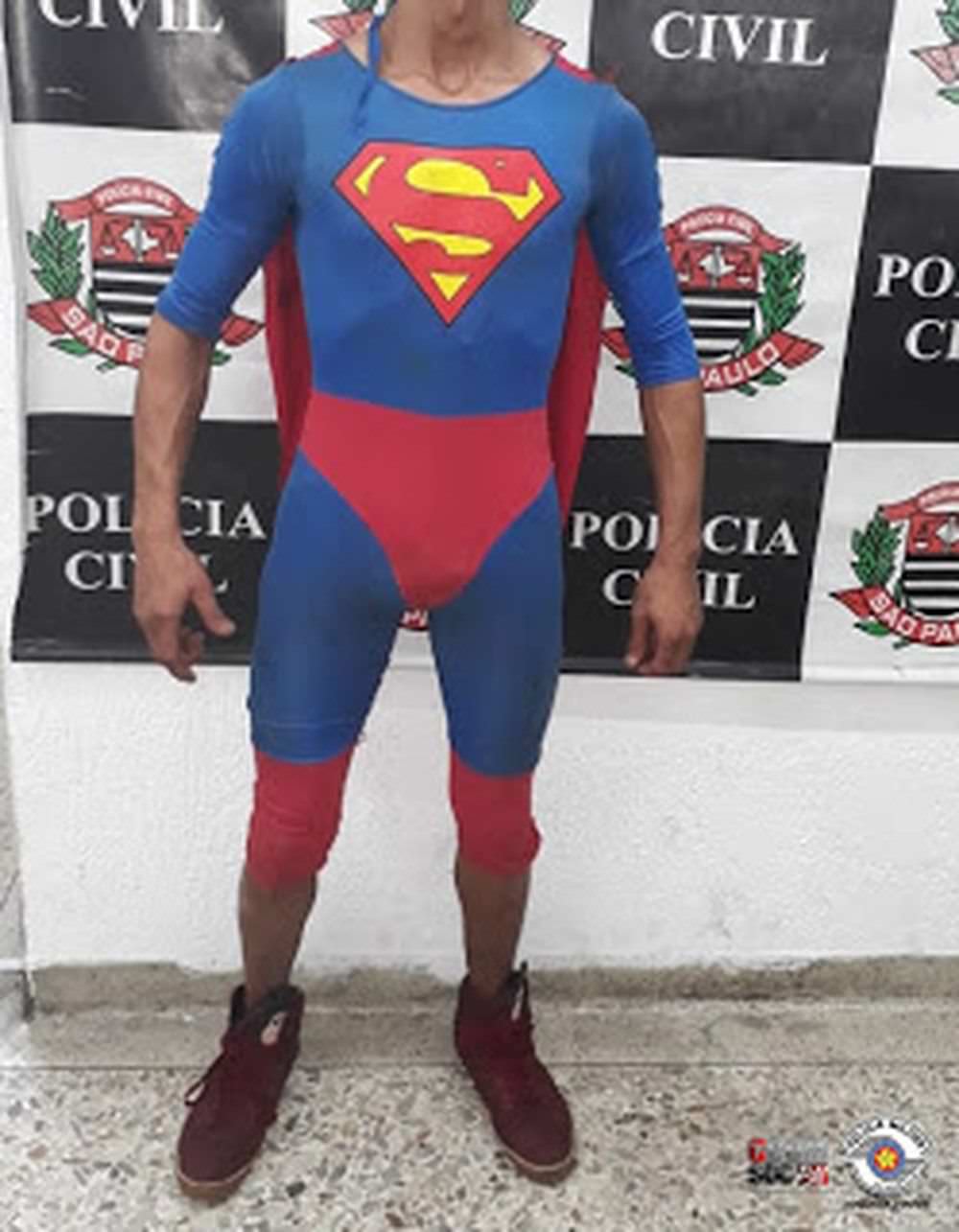 PM prende homem fantasiado de Superman por tráfico de drogas
