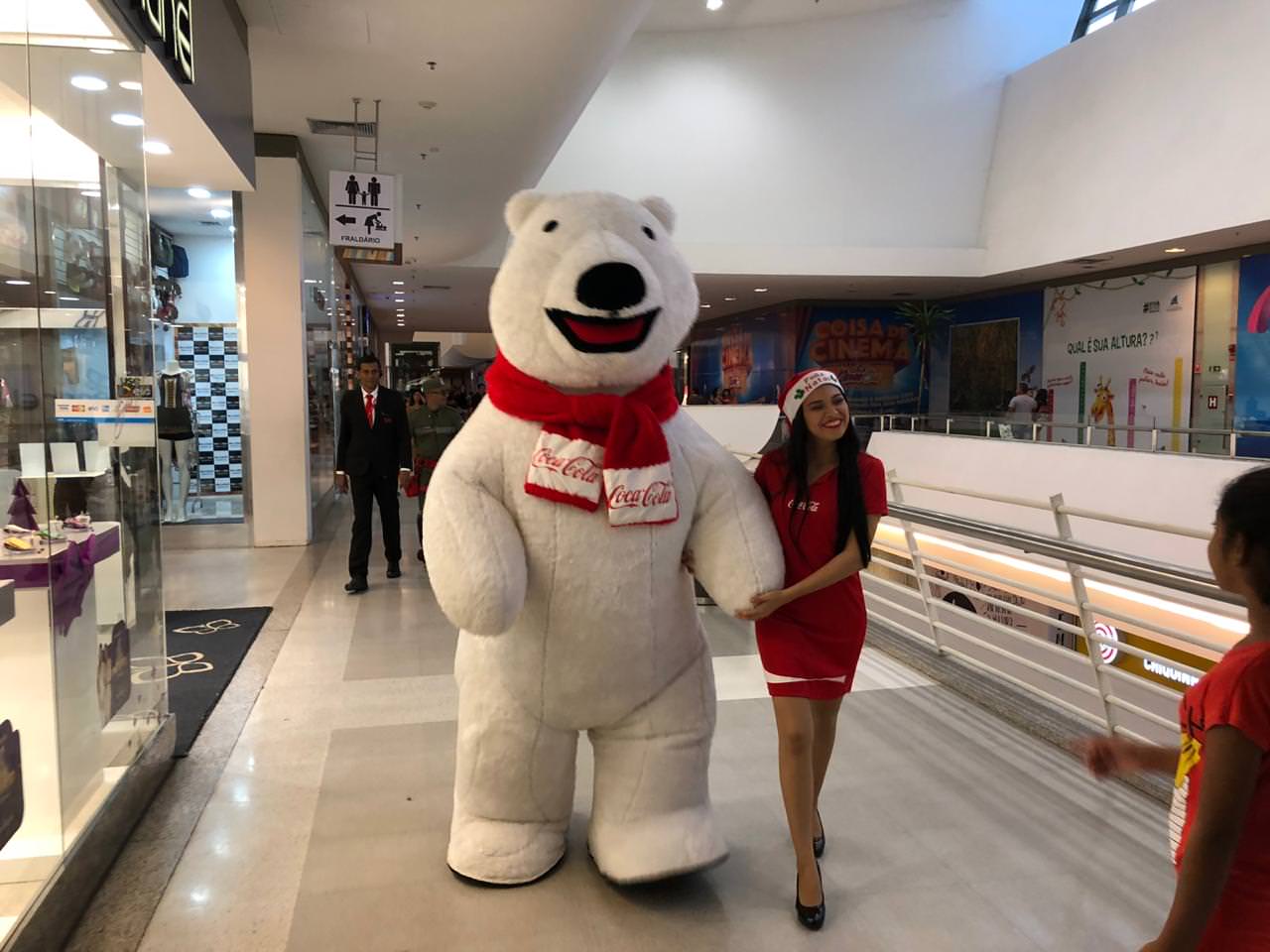 Urso da Coca-Cola participa de encontro no Amazonas Shopping