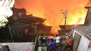 Novos vídeos: moradores combatem incêndio de grandes proporções