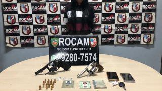 Mulher é presa suspeita de tráfico de drogas e porte ilegal de arma