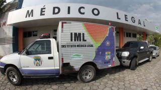 Mulher é encontrada morta com marcas de perfurações pelo corpo