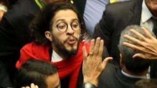 Em ameaças recebidas por Jean Wyllys, mensagens falavam em estuprar e esquartejar sua mãe