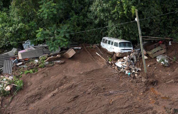 Chega a nove número de mortos pelo rompimento de barragem em Minas