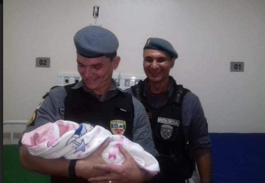 Policiais ajudam a realizar parto na zona leste de Manaus