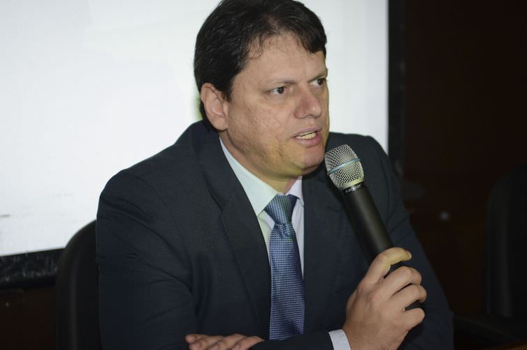 Governo estuda privatizar ou liquidar 100 estatais, diz ministro