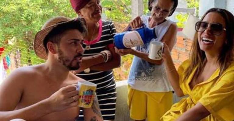 Anitta visita Carlinhos Maia e engana povo da vila