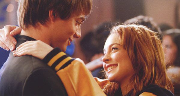 Lindsay Lohan posa com ator do filme 'Meninas Malvadas' após 15 anos