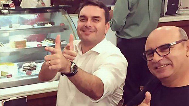 Queiroz e ex-assessores de Flávio Bolsonaro são alvos de operação no Rio