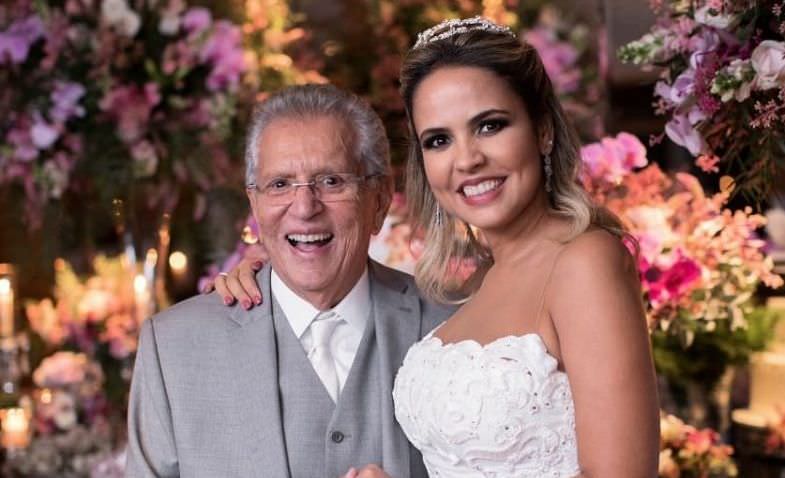 Aos 82 anos, Carlos Alberto de Nóbrega posa de sunga ao lado de esposa