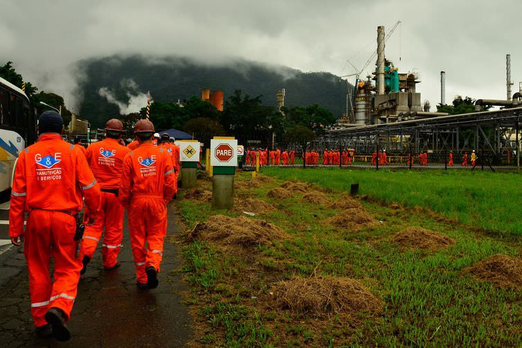 Petrobras reduz preço da gasolina em 1,38% nas refinarias