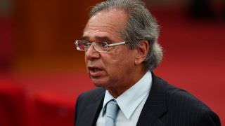 Paulo Guedes delega competências a secretários