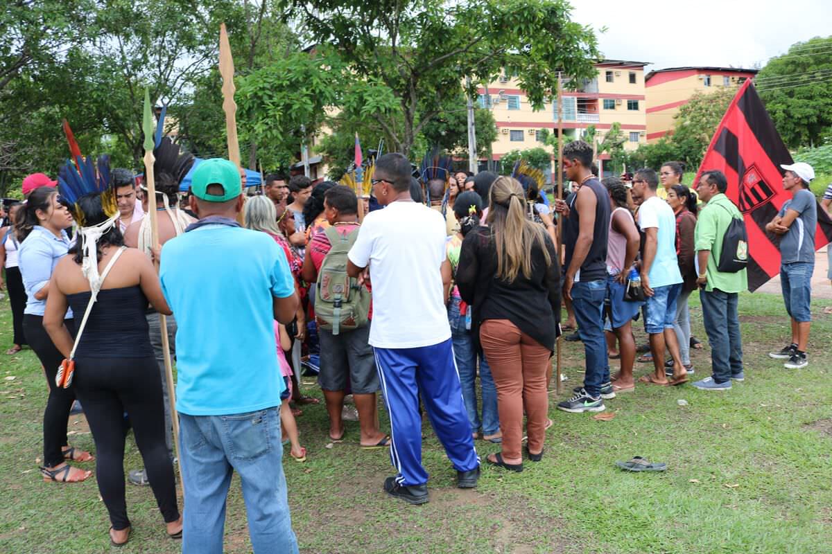 Comunidade indígena faz protesto em frente a sede do governo