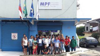 População programa ato contra fechamento de unidade do MPF em Tefé