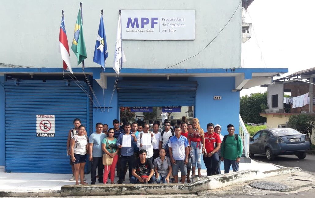 População programa ato contra fechamento de unidade do MPF em Tefé