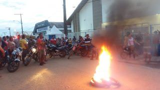 Servidores municipais queimam pneus em protesto por salários atrasados