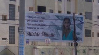 Fortaleza passa a ser “assombrada” com outdoors de ex-mulher de Safadão