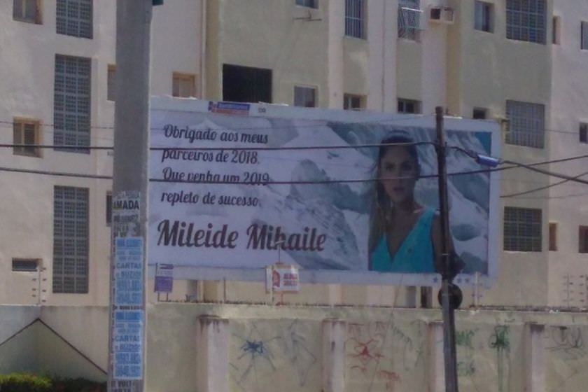 Fortaleza passa a ser “assombrada” com outdoors de ex-mulher de Safadão