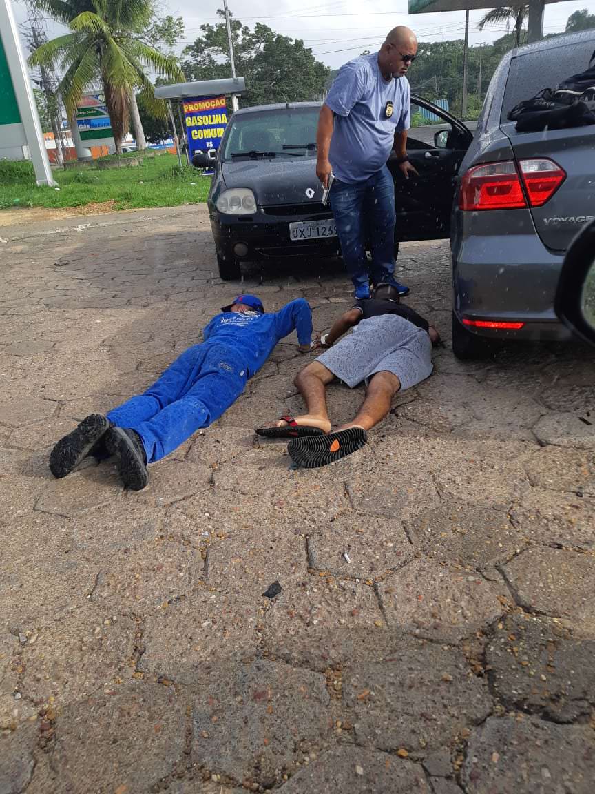 Dois homens são presos em flagrante com posse ilegal de arma de fogo