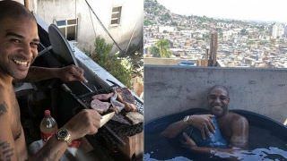 Adriano Imperador mostra rotina na favela com banho na caixa d'água e churrasco na laje