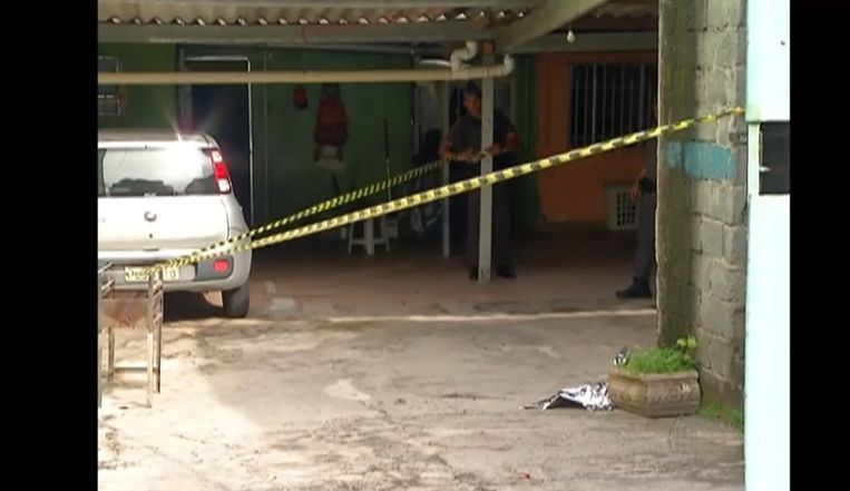 Bebê é encontrado morto em garagem de casa
