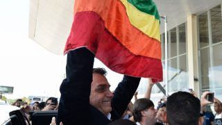 Bolsonaro assina MP que retira LGBTs das diretrizes dos Direitos Humanos