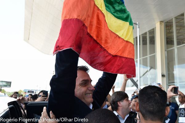 Bolsonaro assina MP que retira LGBTs das diretrizes dos Direitos Humanos