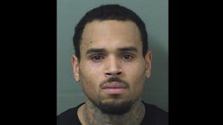 Chris Brown é preso suspeito de estuprar mulher de 24 anos