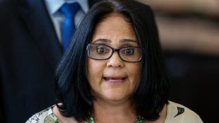 Ministra Damares Alves nega pedido de demissão: 'Não saio não'
