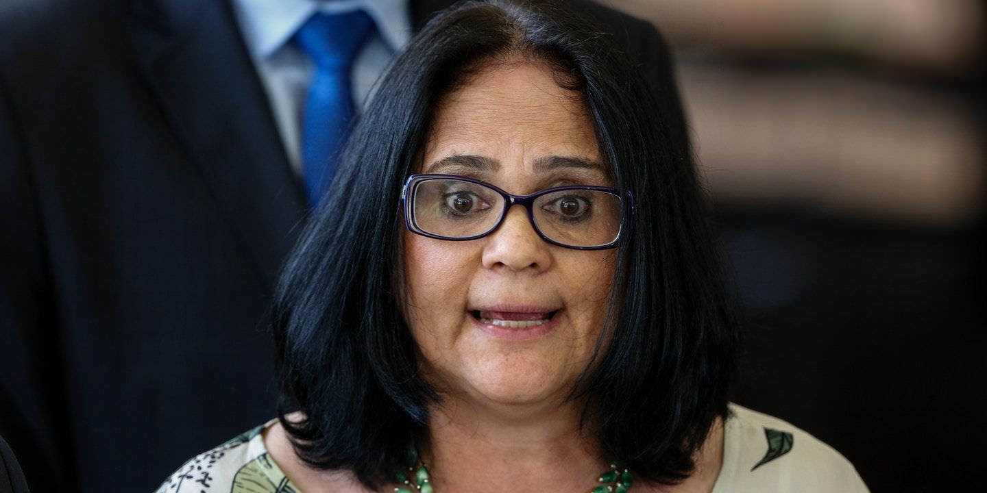 Ministra Damares Alves nega pedido de demissão: ‘Não saio não’