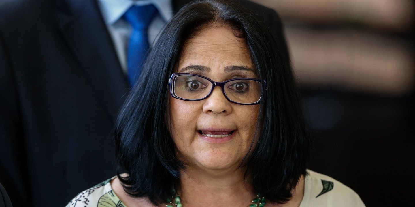 Ministra Damares Alves nega pedido de demissão: 'Não saio não'