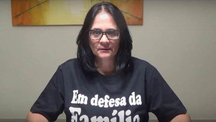 ‘Movimento Gay quer tirar Bíblia de circulação no Brasil’, diz Damares Alves