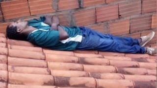 Suspeito de furto é preso ao ser achado dormindo em cima do telhado de uma casa