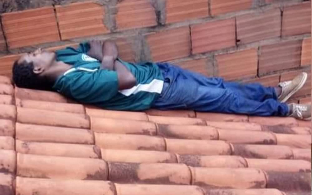 Suspeito de furto é preso ao ser achado dormindo em cima do telhado de uma casa
