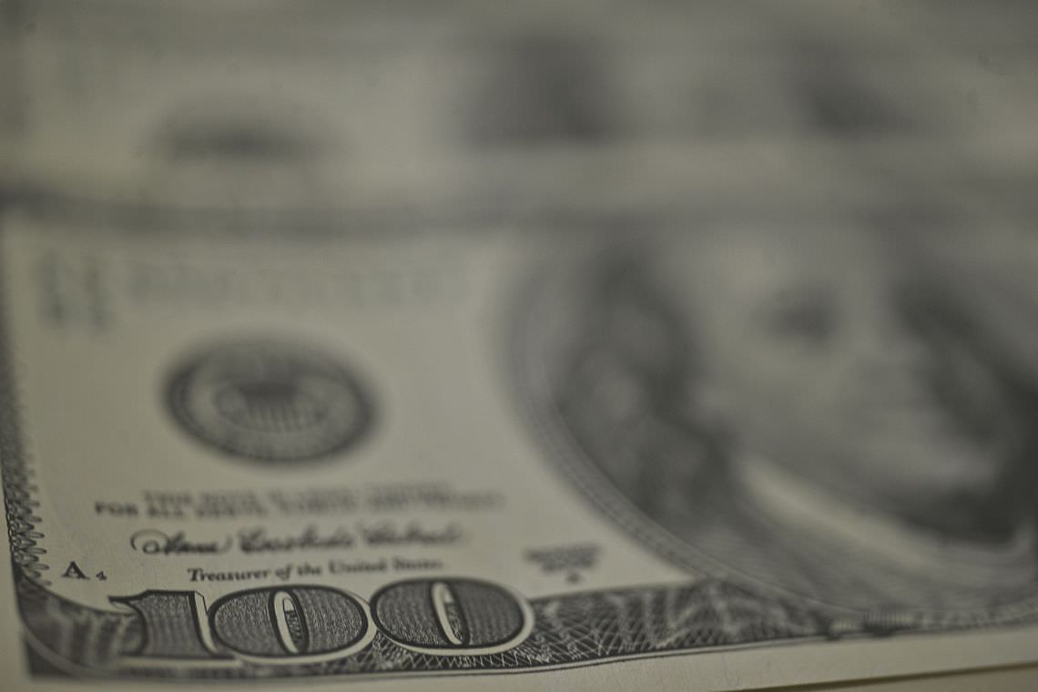 Bolsa encerra semana em leve queda; dólar é cotado a R$ 3,71
