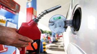 Gasolina vendida nas refinarias está mais barata nesta quinta-feira