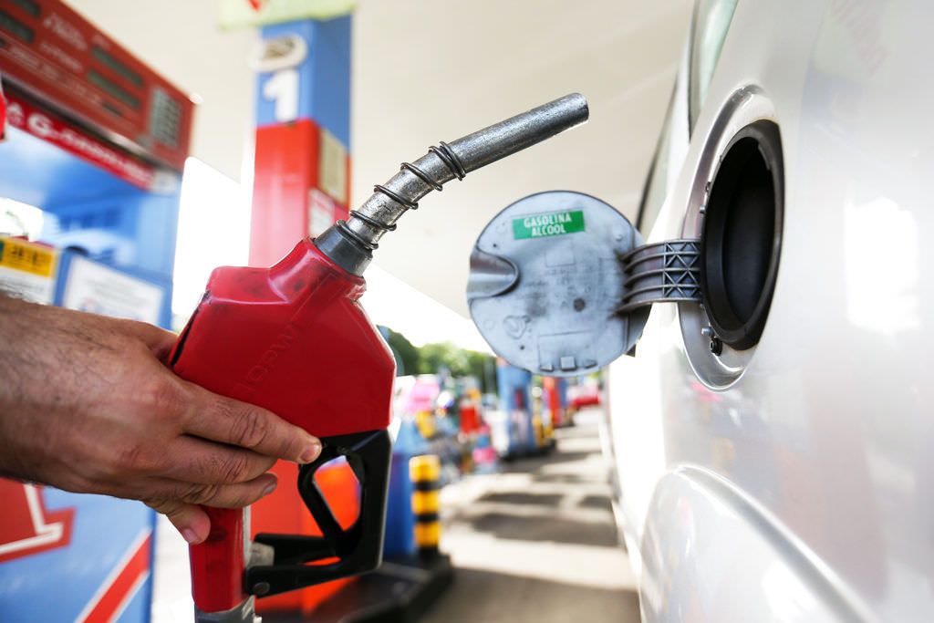 Gasolina vendida nas refinarias está mais barata nesta quinta-feira